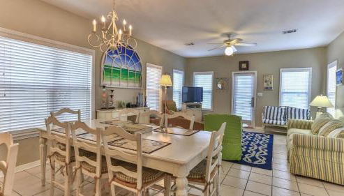 Biglows Bungalow - About a quarter mile to PRIVATE Neighborhood Beach Access, Pet Friendly, Community Pool - Foto 4