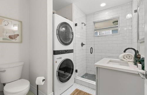 NEW SoHo Sanctuary - Gorgeous Apartment Steps to S Howard Ave with Fenced Yard - Foto 15