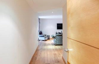 Chelsea Riverfront 2BR & Balcony - Foto 7