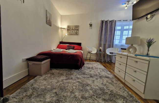 Seaside Bliss Apartment for Style and Comfort - Photo 2