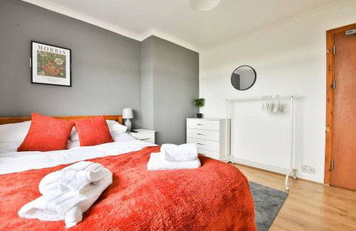 4 Modern Contractor Stay Bed with TV in Every Room and Parking in Swansea - Foto 11