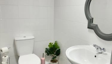 Cozy Family House 10 min from Manchester Airport - Foto 3