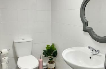 Cozy Family House 10 min from Manchester Airport - Photo 3