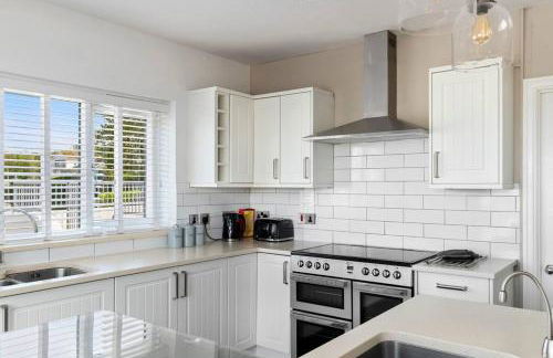 Stunning Property Seaviews, Private Pool & Parking - Photo 20