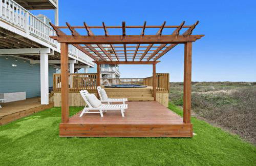 Oceanfront home with pool, large decks, fire pit and private walkover to the beach - Foto 43