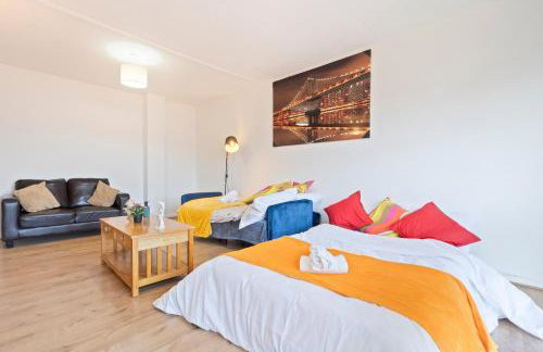 Luxury 2 Bedroom Apartment with Free Parking Opposite Queen Elizabeth Hospital - Photo 9