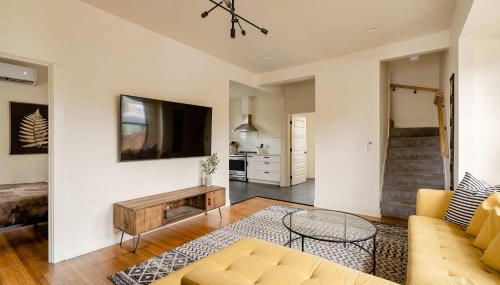 Charming SE Home - Farmhouse Style - Remodeled - Photo 5