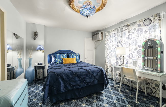 The New Star Motel with Studio-Kitchens: 1950s Extended-Stay Lodging and Retreat Center - Photo 21