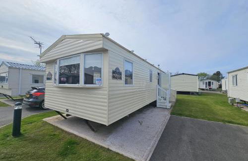 Ty Mawr Chalet Sleeps 6 with Fireplace - Photo 2