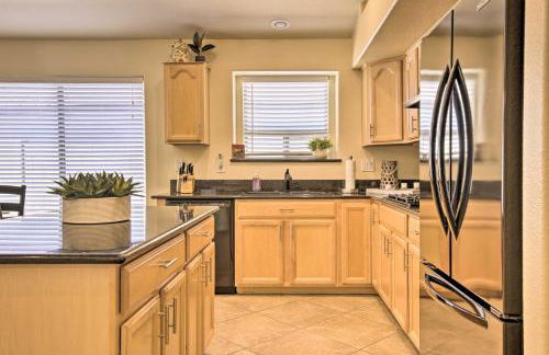 Chic Maricopa Getaway with Outdoor Oasis and Pool - Foto 8