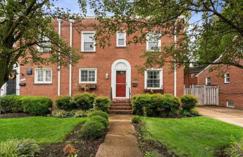 Charming Townhouse Retreat by CozySuites - Foto 31