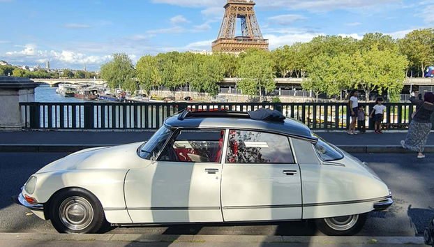 Passando accanto alla Torre Eiffel