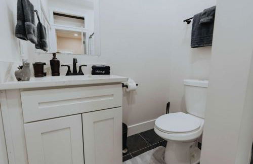 Soulard 4 Bedroom Retreat Near Downtown with Patio and Parking - Foto 49