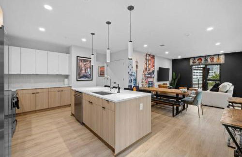 Skyline View, Pool, Gym, Balcony's, Walk to BWay! - Foto 12