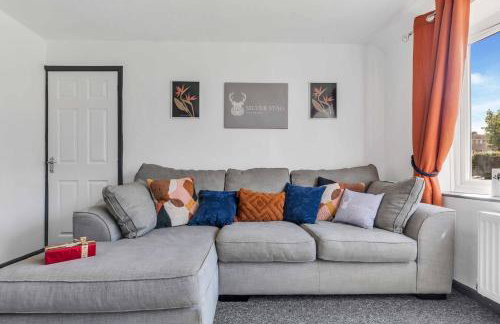 Group-Friendly 4-BR Home with Space & Comfort - Foto 1