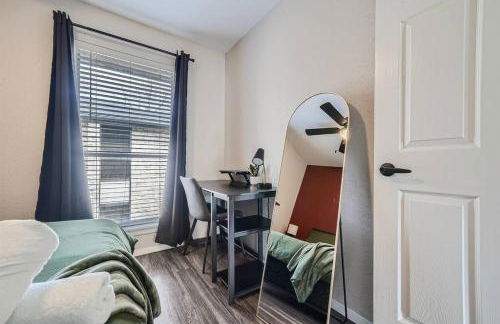 Your Modern 2B Getaway - W/D, Pool, Prkg - 10min to DTWN - Foto 15