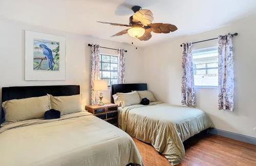 Poolside Paradise with Basketball Court - Foto 43