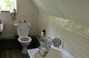 Period Thatched Cottage Towcester - Photo 10