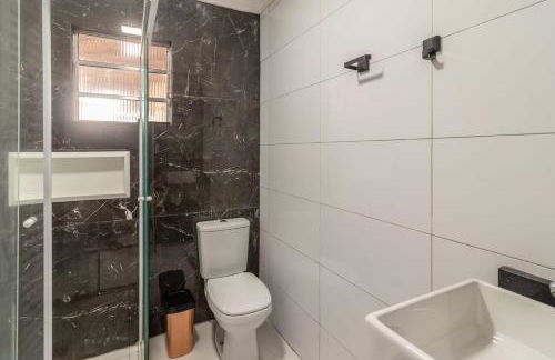 Casa Lindíssima e Espaçosa com 2 Piscinas - Adulto e Infantil, Perto da Praia, Opção da Piscina Adulto Aquecida Cobrado à Parte, 4 Quartos Frente as Piscinas, Área Gourmet Completa com Churrasqueira, Forno e Fogão a Lenha, Mesa de Bilhar, Lareira na Sala - Photo 26