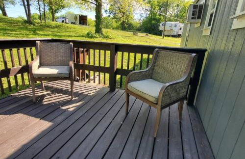 Cheerful Cozy Cottage 2 bedroom 1bath - Photo 32