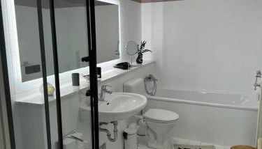 Lio Suite Design Apartment Balkon Netflix - Foto 3, Shower