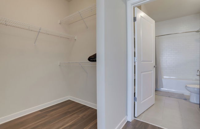 Spacious 2BR Apt with Den W Balcony - Foto 38