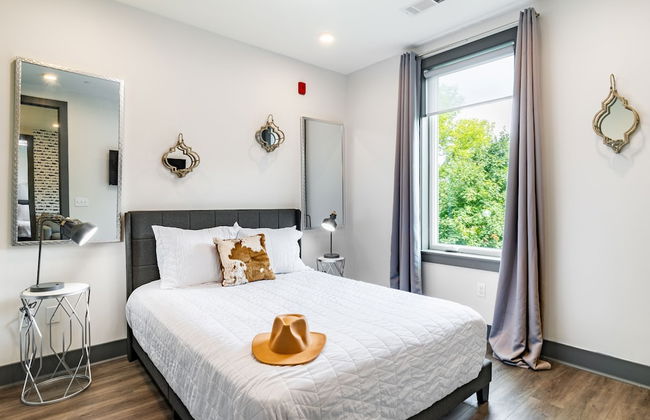 Lindsley by Avantstay Balcony Modern Design A Downtown Location - Photo 5