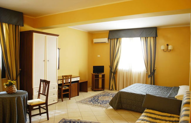 Greta Rooms Hotel - Photo 13