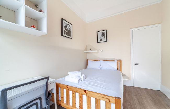 Spacious 3-bed flat by popular Waterloo - Photo 5