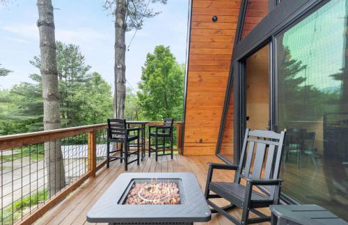 Designer A-Frame Treehouse with hot tub on river - Foto 22