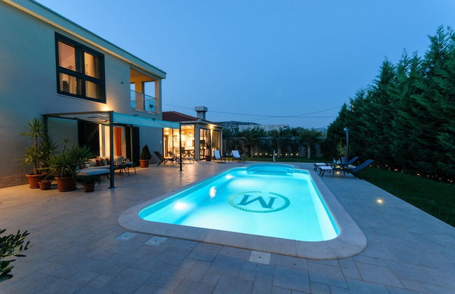 Luxury Villa With Heated Pool, Terrace, and Outdoor Amenities for Relaxation - Foto 44