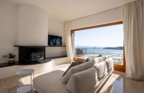 Modern and Elegant apartment with a spacious sea view terrace overlooking Palmaria Island Bright designer interiors Fully equipped Up to 6 guests Private parking Aircon All the comforts for a perfect stay - Foto 3