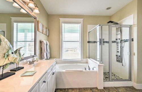 Breezy Galveston House with 2 Decks and Ocean Views! - Foto 10