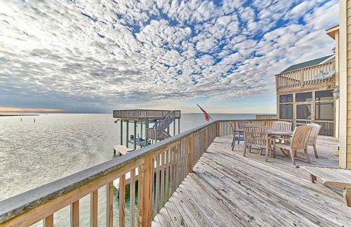 Jaw-dropping bayfront home with panoramic water views, boat slip, and cowboy pool - Foto 6
