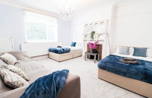 Spacious 4-Bed Home, Perfect Stay with Free WiFi - Foto 10