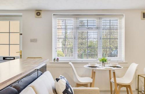 Cozy Riverside Cottage in Hertford Town with Parking - Foto 15