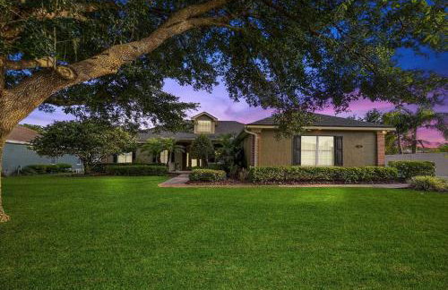 Elegant Home with Pool, Office, Theater, and Fence - Foto 4