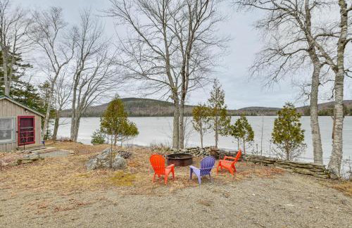 Lakefront Bucksport Home w/ Fire Pit + Gas Grill! - Foto 24