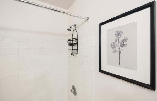 Workspace with Desk & Walkable to hospital & campus - Photo 22