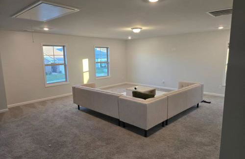 Spacious Modern Retreat Near Downtown - Photo 18