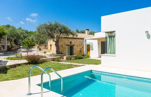 Nature Retreat Green Oasis Villa with Private Pool & Rooftop Hot Tub - Foto 2