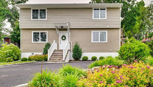 Walk to Shops and Dining Glen Cove Apt with Yard! - Foto 2