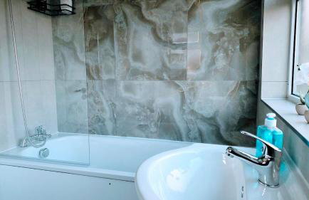 Modern 3 Bed House with Parking for Families and Contractors - Foto 31