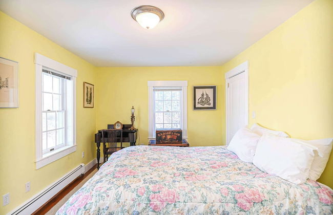 4 BDR w/ Private Hot Tub, Backyard and Deck! - Photo 4