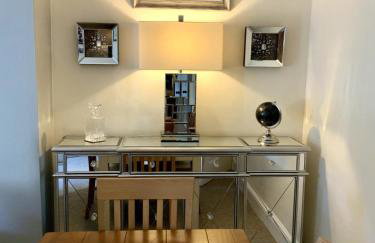 Large 2 bedroom town centre flat with free parking - Foto 16