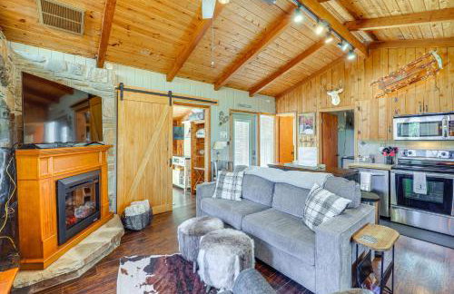 Near Lake and Trails Rustic Newland Cabin with Deck! - Foto 6