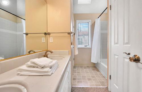 Steps to beach, restaurants, Wharf, Boardwalk, shops, pet friendly, fast Wifi, Lighthouse - Foto 7