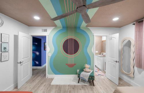 Pink Pony Villa - Waterfront Escape with Pool & Themed Rooms - Foto 6