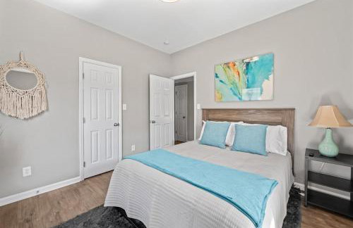 2BR Home with Fenced Backyard, Minutes to Uptown - Foto 12