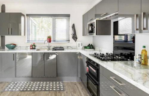 3 Bed House - Sleeps 5 - Parking - Garden - Wifi - Foto 4